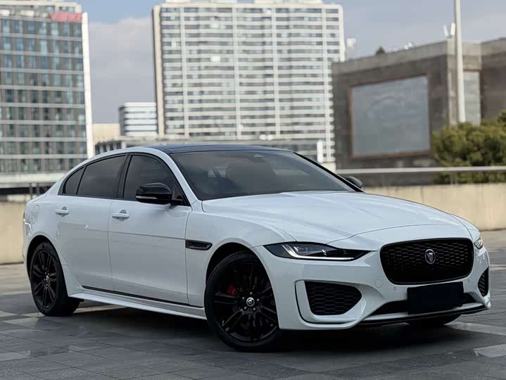 Фото 3 - Jaguar XE L