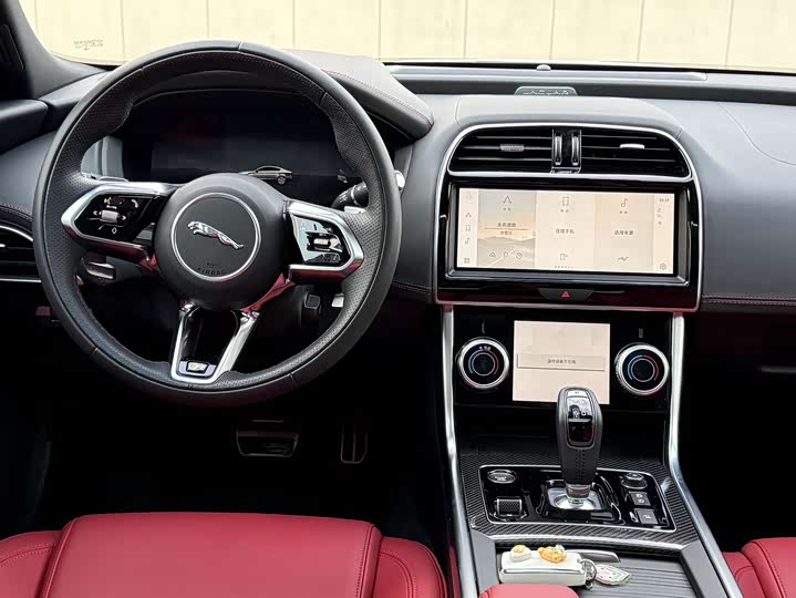 Фото 7 - Jaguar XE L