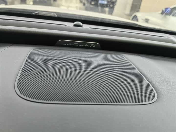 Фото 9 - Jaguar XE L