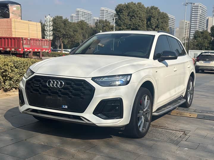 Фото 1 - Audi Q5L