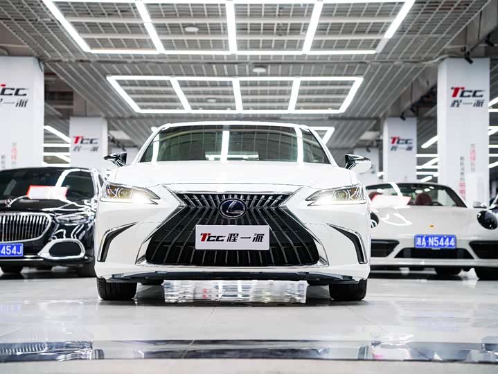 Фото 2 - Lexus ES