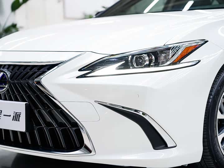 Фото 3 - Lexus ES