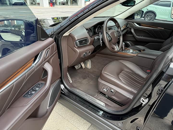 Фото 8 - Maserati Levante