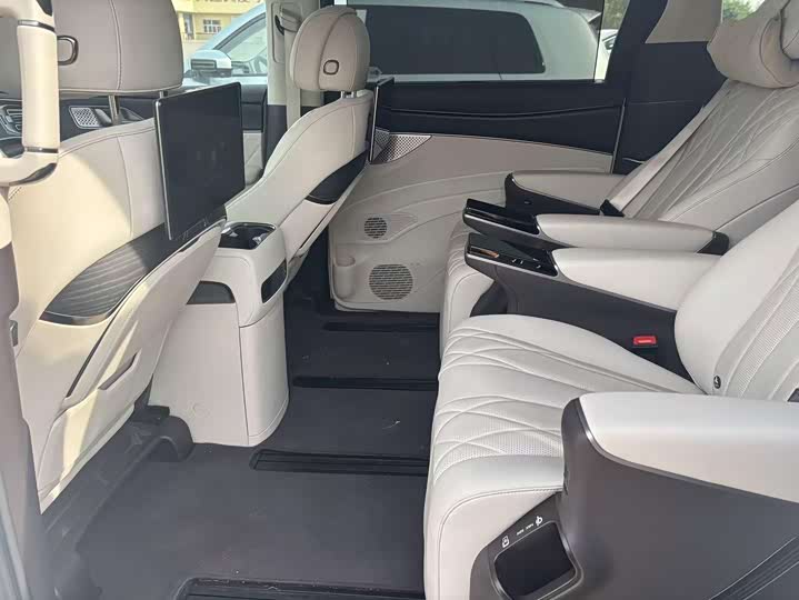 Фото 5 - Denza D9