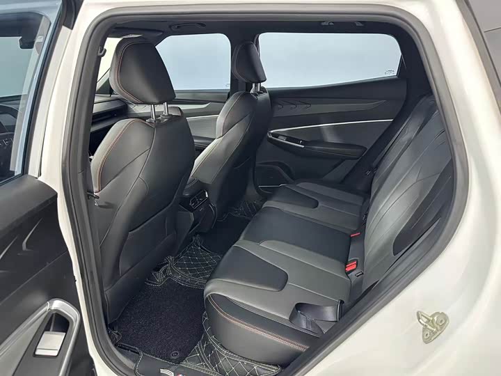 Фото 5 - Geely Atlas