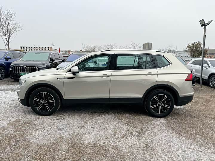 Фото 3 - Volkswagen Tiguan L Pro