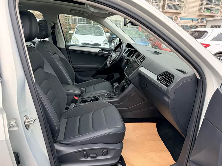 Фото 7 - Volkswagen Tiguan L Pro