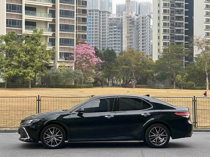 Фото 2 - Toyota Camry