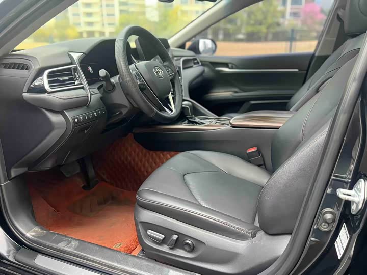 Фото 4 - Toyota Camry