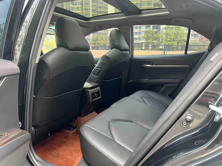 Фото 6 - Toyota Camry