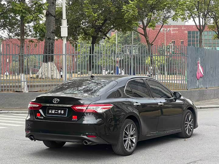 Фото 9 - Toyota Camry