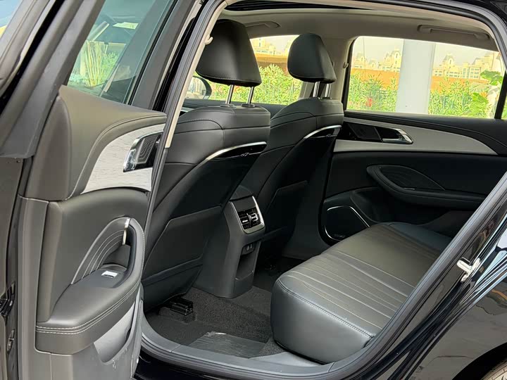 Фото 8 - Hongqi H5