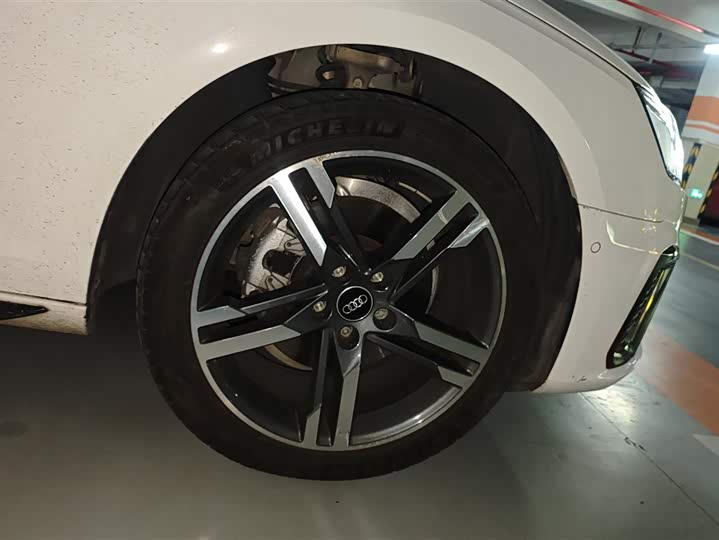 Фото 6 - Audi A4L