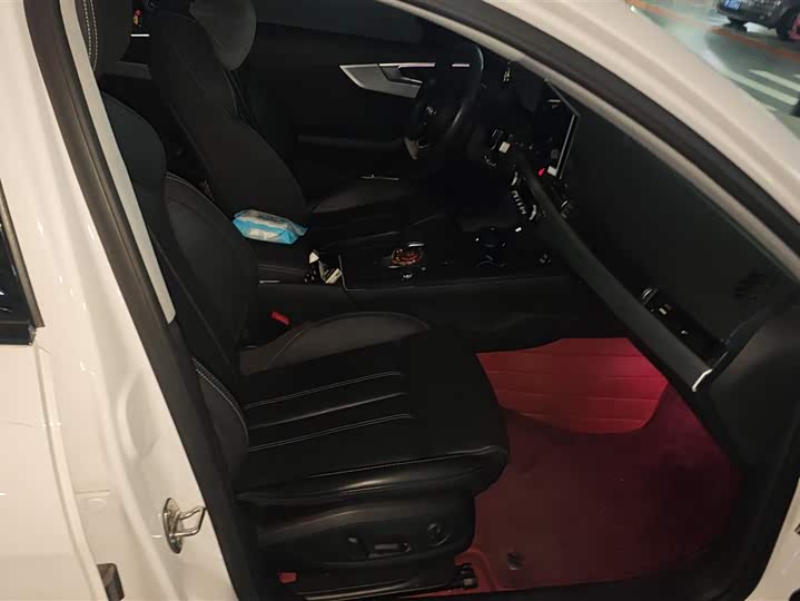 Фото 8 - Audi A4L