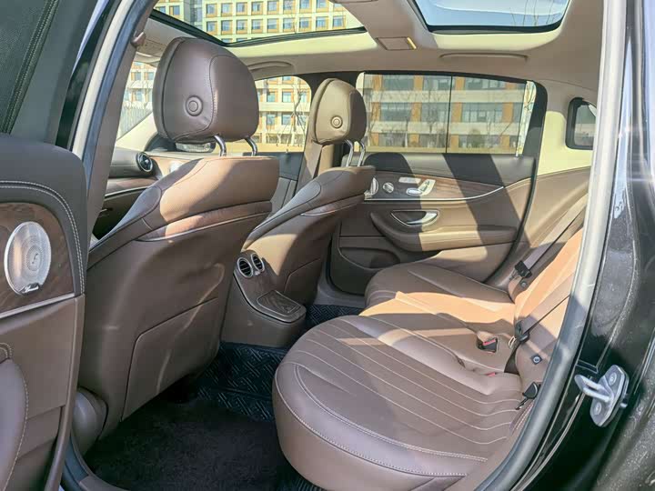 Фото 4 - Mercedes-Benz E-Class