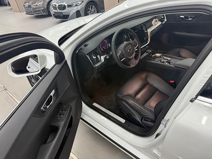 Фото 4 - Volvo S60