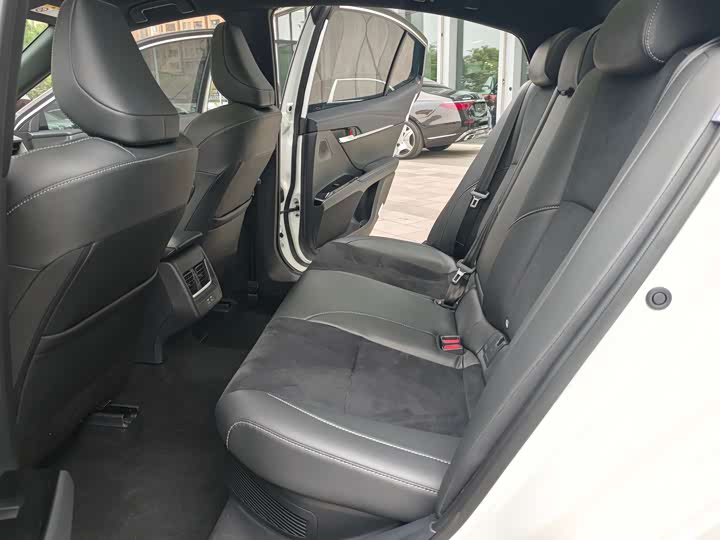 Фото 7 - Toyota Camry