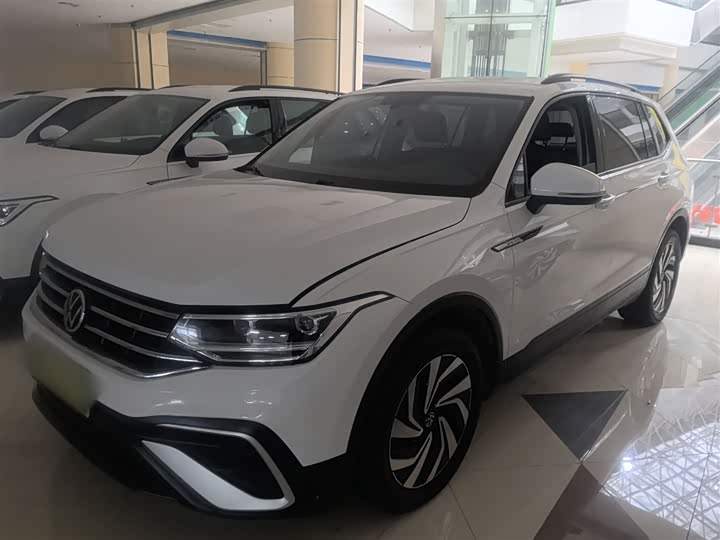 Фото 2 - Volkswagen Tiguan L Pro