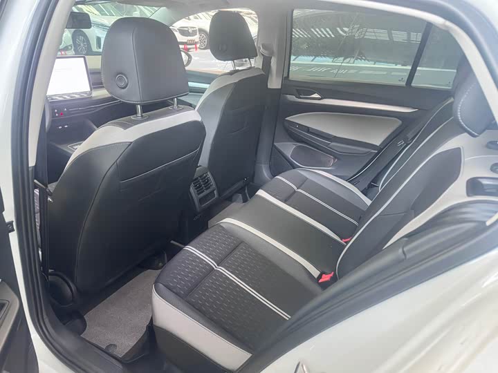 Фото 7 - Volkswagen Golf