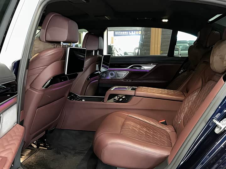 Фото 8 - BMW 7 Series