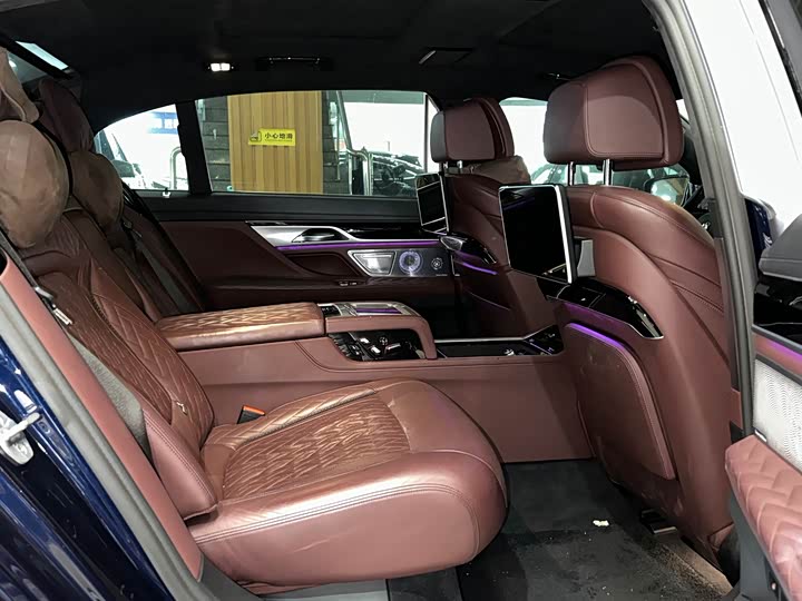 Фото 9 - BMW 7 Series