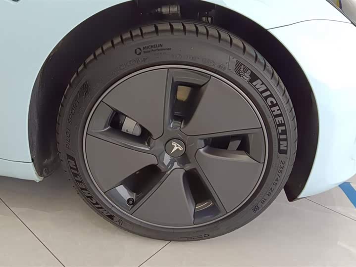 Фото 6 - Tesla Model 3