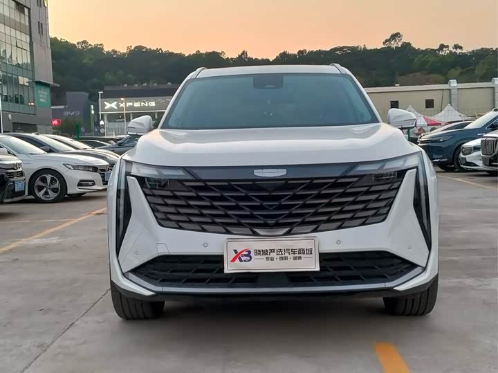 Фото 2 - Geely Atlas L