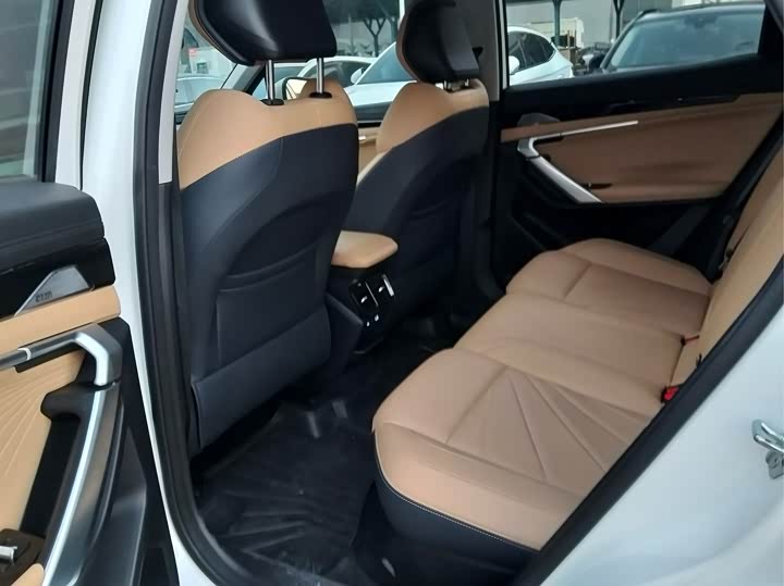 Фото 7 - Geely Atlas L