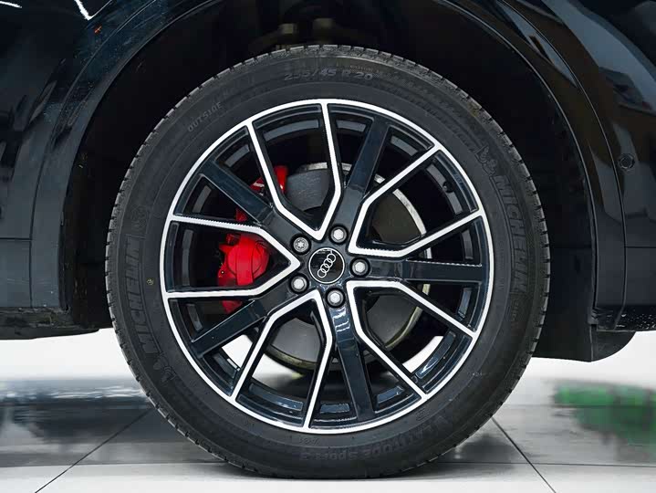 Фото 8 - Audi Q5L