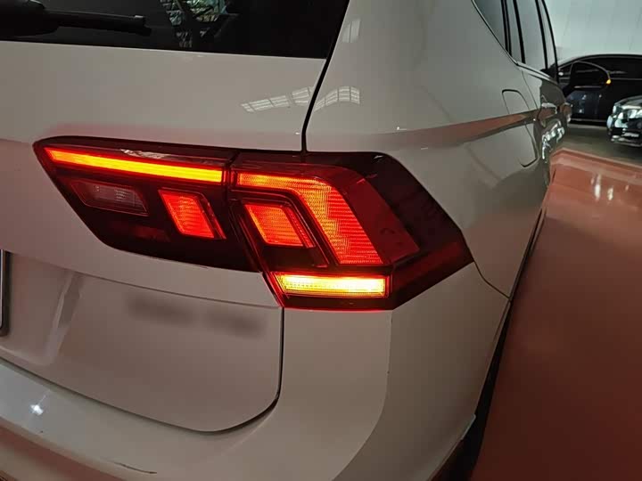 Фото 8 - Volkswagen Tiguan L Pro