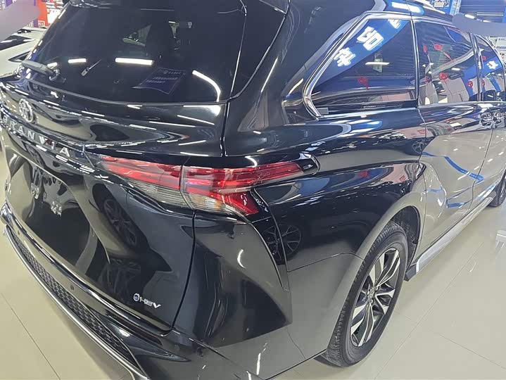 Фото 3 - Toyota Granvia