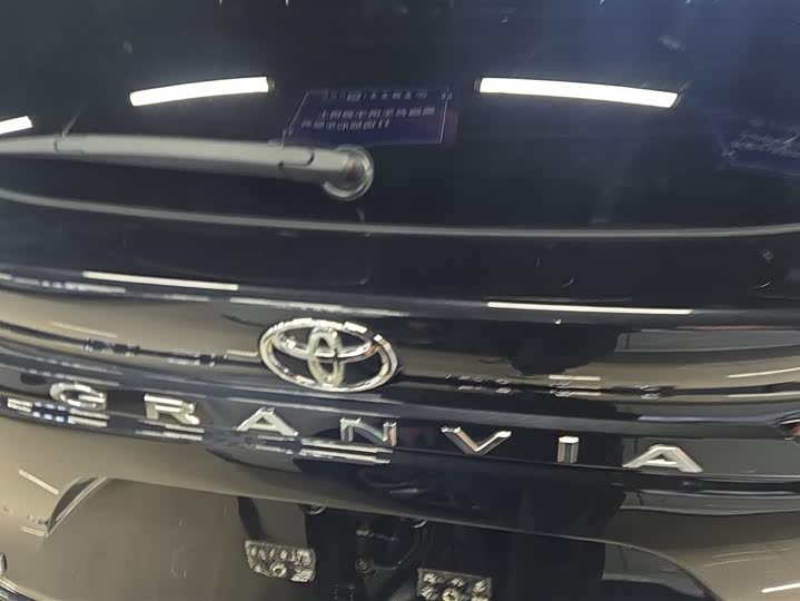 Фото 4 - Toyota Granvia