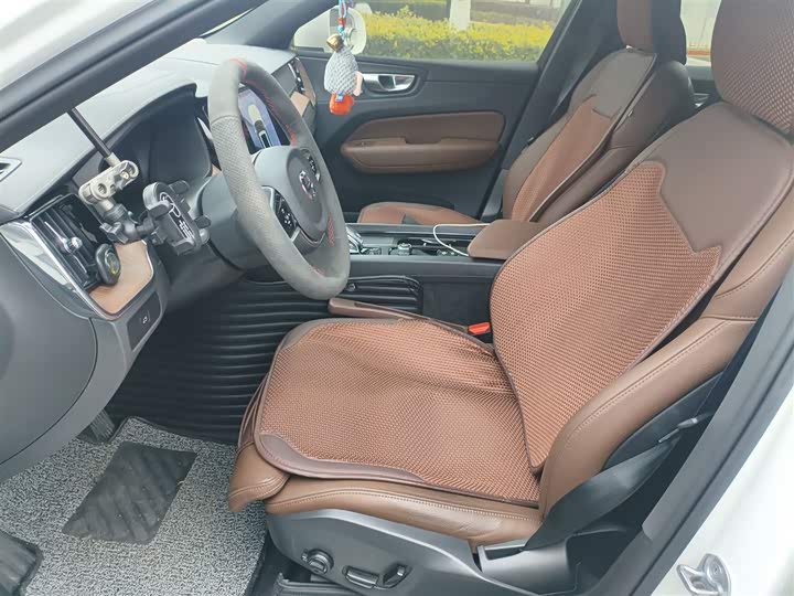 Фото 8 - Volvo XC60