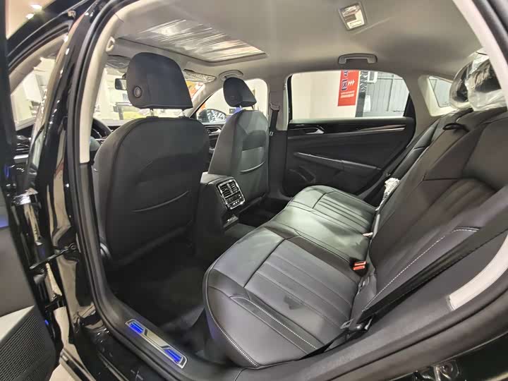 Фото 7 - Volkswagen Passat Hybrid