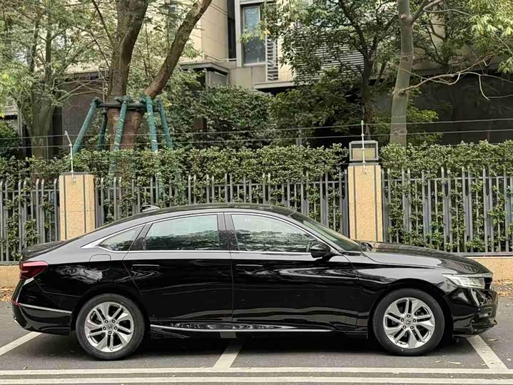 Фото 4 - Honda Accord