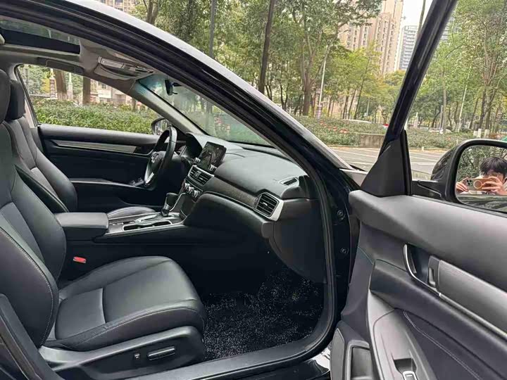 Фото 8 - Honda Accord