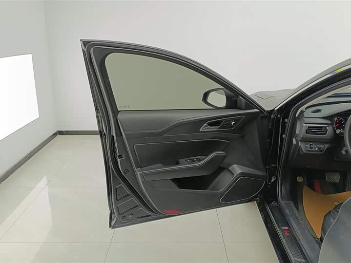 Фото 7 - Hongqi H5