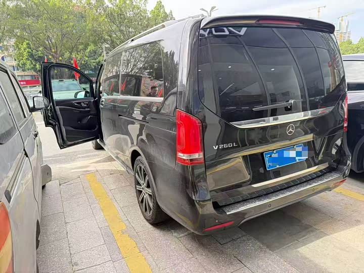 Фото 9 - Mercedes-Benz V-Class