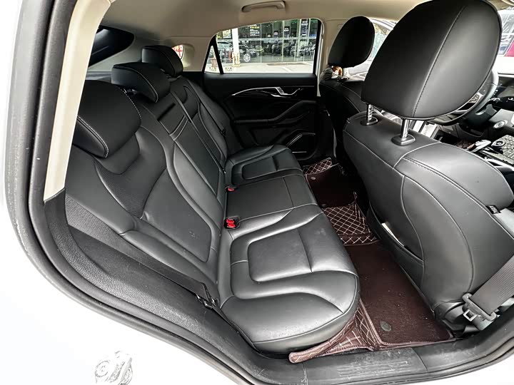 Фото 8 - Bestune B70