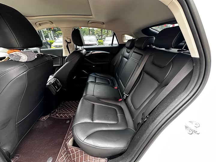 Фото 9 - Bestune B70