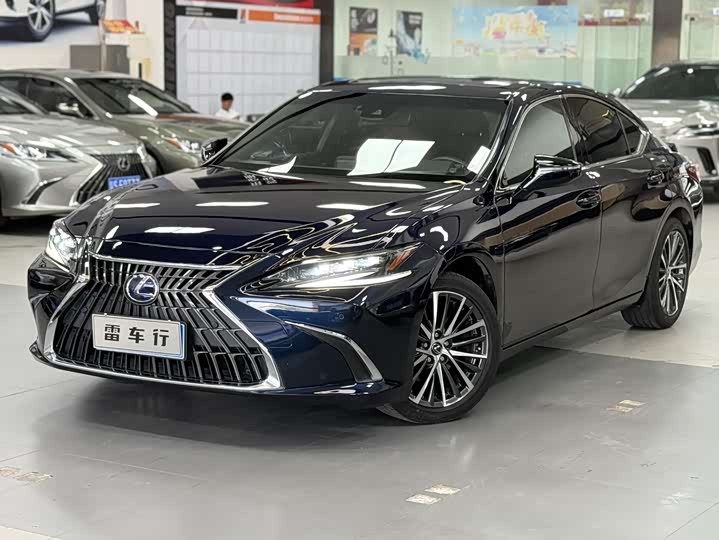 Фото 1 - Lexus ES