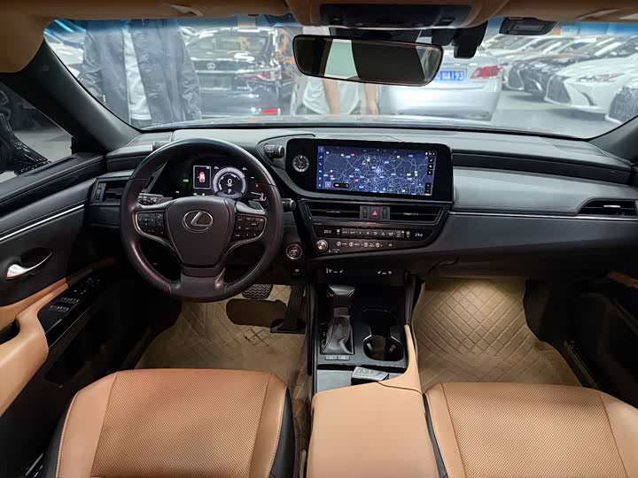 Фото 8 - Lexus ES