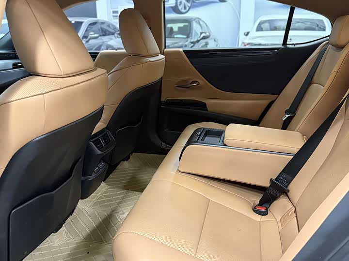 Фото 9 - Lexus ES