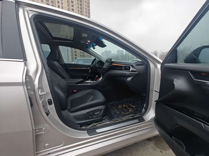 Фото 4 - Toyota Camry