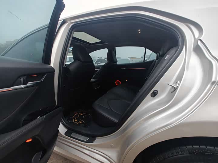 Фото 6 - Toyota Camry