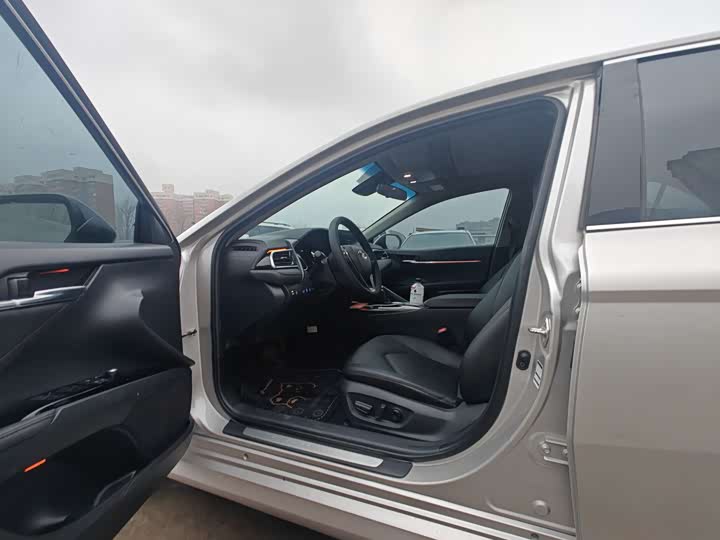 Фото 8 - Toyota Camry