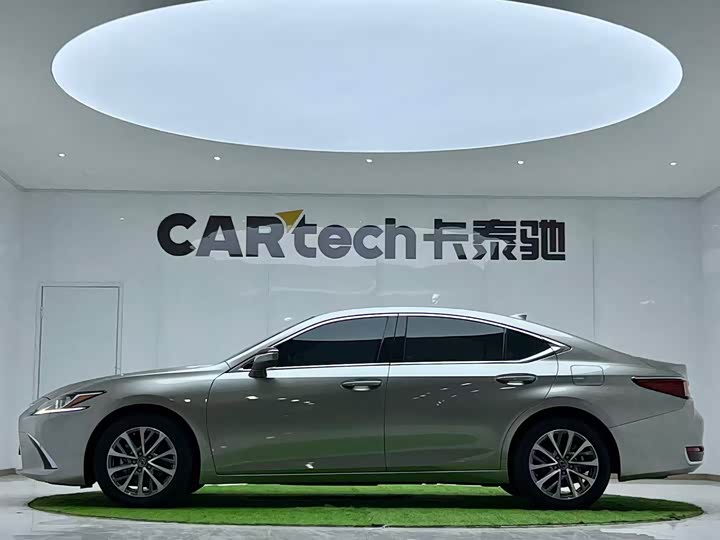 Фото 2 - Lexus ES