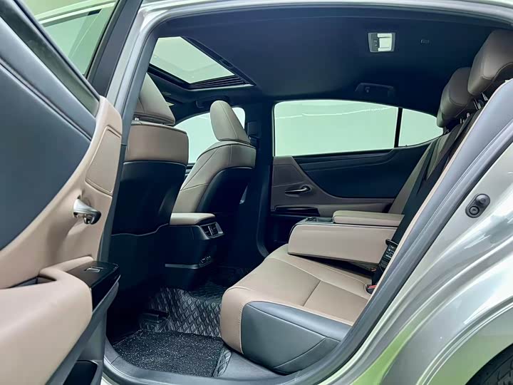 Фото 7 - Lexus ES