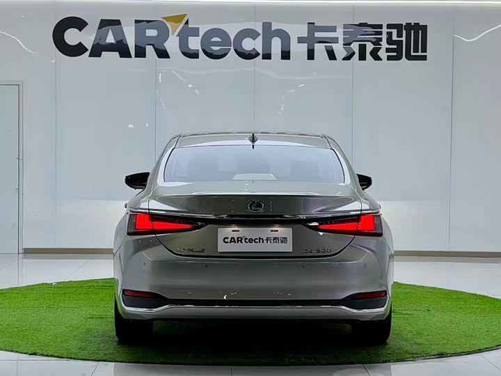 Фото 9 - Lexus ES