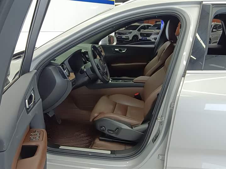 Фото 9 - Volvo XC60